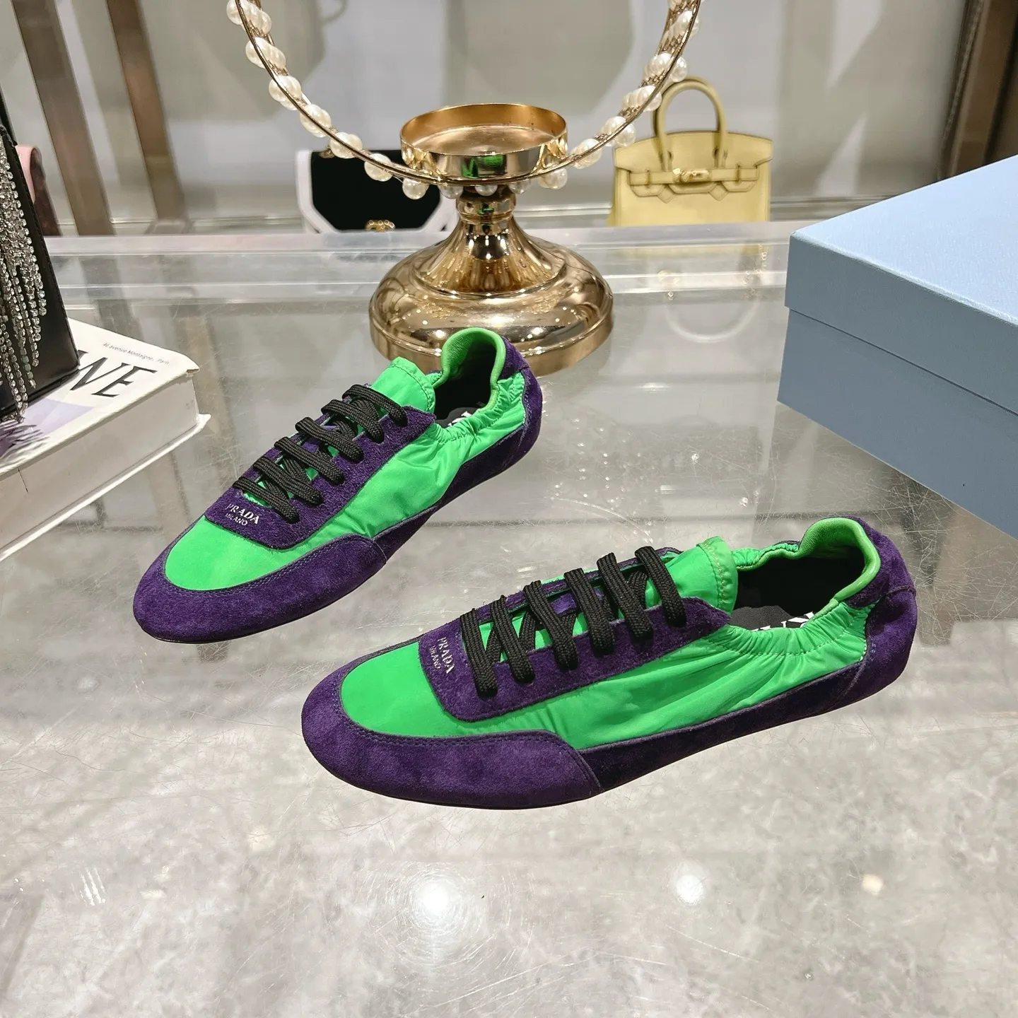 👟👟Ex-factory price 520👟👟Men's size +10 Couple style🎆Prada's new moral training shoes. The upper is suede with texture, and the inner sheepskin is wrapped. It is soft and waxy🎆The insole is thickened with lambskin. It is extremely comfortable to step on, has a sense of support, and feels well wrapped. The shoe shape is full of wrapping, light and easy to wear. A practical casual shoe that makes your legs appear taller! White is clean and refreshing, needed all year round, and can be easily worn with skirts and pants. Upper: imported suede/original molded fabric. Lining: sheepskin. Outsole: rubber outsole! Code number: 35-41 Color: burgundy blue brown green dark green yellow black red gray 9 colors available